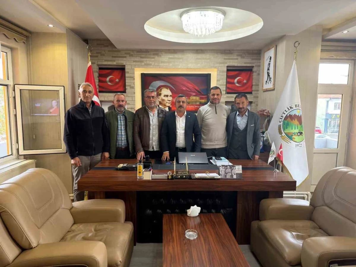 Niğde Çiftlik Belediye Başkanı Arif Çakıl basın açıklaması yaparken