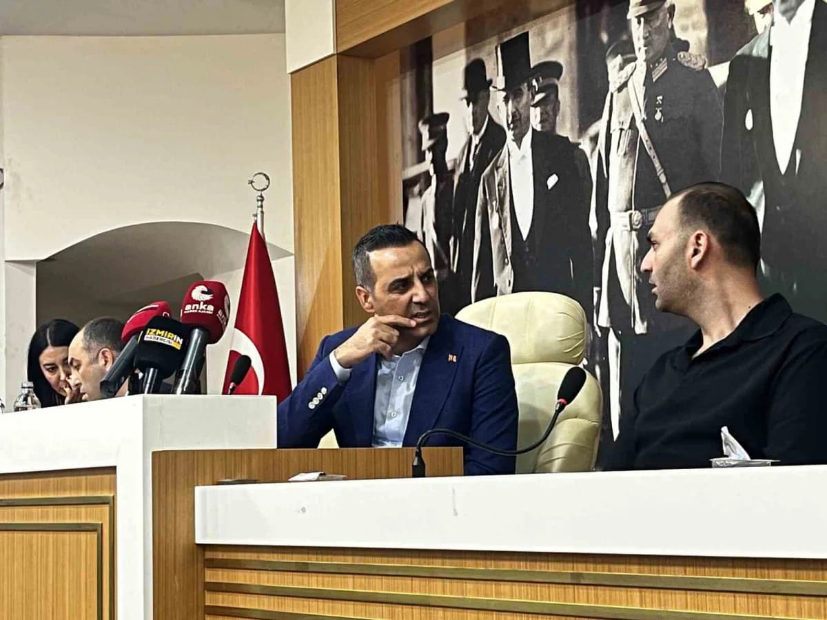 İzmir'in Çiğli ilçesinde, Belediye Başkanı Onur Emrah Yıldız'ın Parti değiştirmesinin ardından gerçekleştirilen ilk mecl