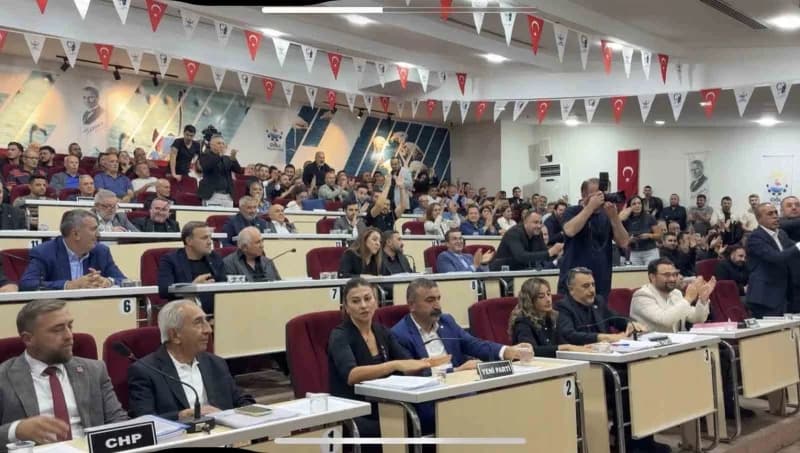 İzmir'in Çiğli ilçesinde, Belediye Başkanı Onur Emrah Yıldız'ın Parti değiştirmesinin ardından gerçekleştirilen ilk mecl
