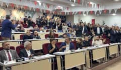 Çiğli Belediye Meclisinde Başkan Onur Emrah Yıldız’a su şişesi fırlatılması anı