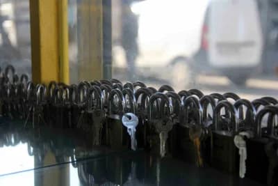 Erzincan'da çilingirlik mesleğini sürdüren ustalar anahtar ve kilit sistemleri üzerinde çalışıyor