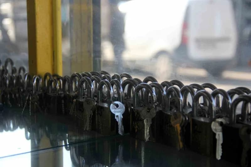 Erzincan'da çilingirlik mesleğini sürdüren ustalar anahtar ve kilit sistemleri üzerinde çalışıyor