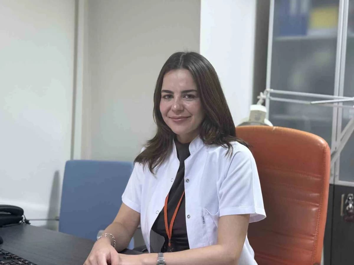 Dermatoloji uzmanı cilt kanseri riskine karşı ben ve leke kontrolü yapıyor