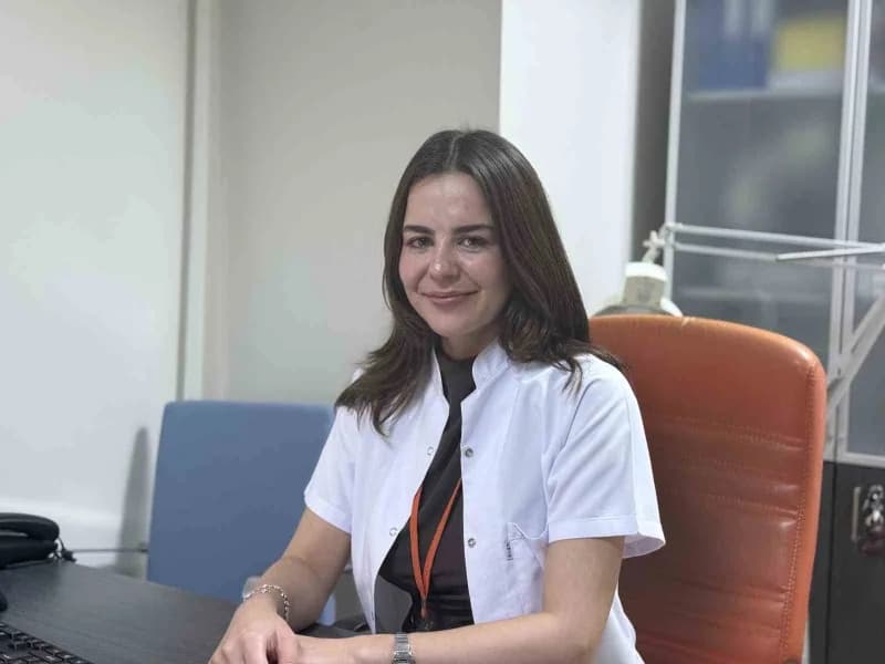 Dermatoloji uzmanı cilt kanseri riskine karşı ben ve leke kontrolü yapıyor