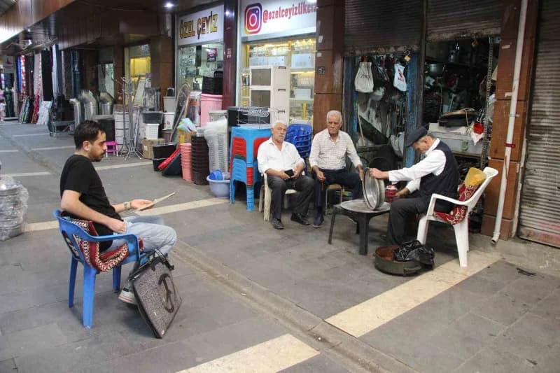 Görsel sanatlar öğretmeni Yafes Turhan, "Urban Sketchers" etkinliği kapsamında Cizre sokaklarında anı yakalıyor. Habersi