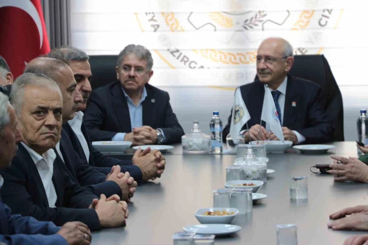 CHP Genel Başkanı Kemal Kılıçdaroğlu, Şırnak’ın Cizre ilçesinde iş insanlarıyla bir araya geldi.