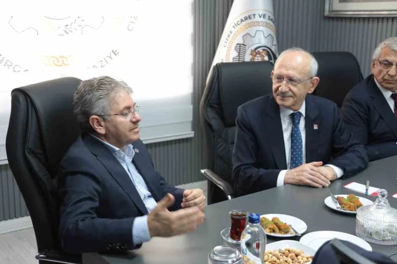 CHP Genel Başkanı Kemal Kılıçdaroğlu, Şırnak’ın Cizre ilçesinde iş insanlarıyla bir araya geldi.