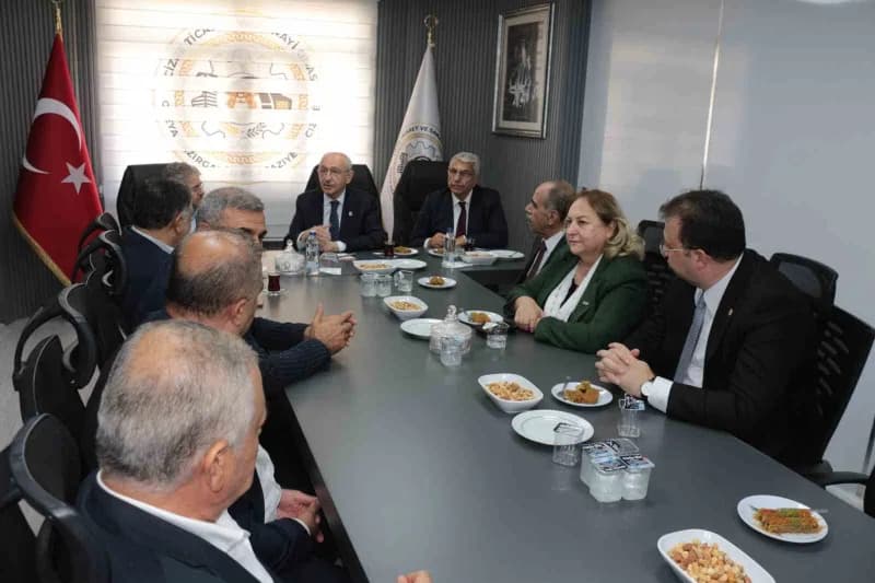 CHP Genel Başkanı Kemal Kılıçdaroğlu, Şırnak’ın Cizre ilçesinde iş insanlarıyla bir araya geldi.