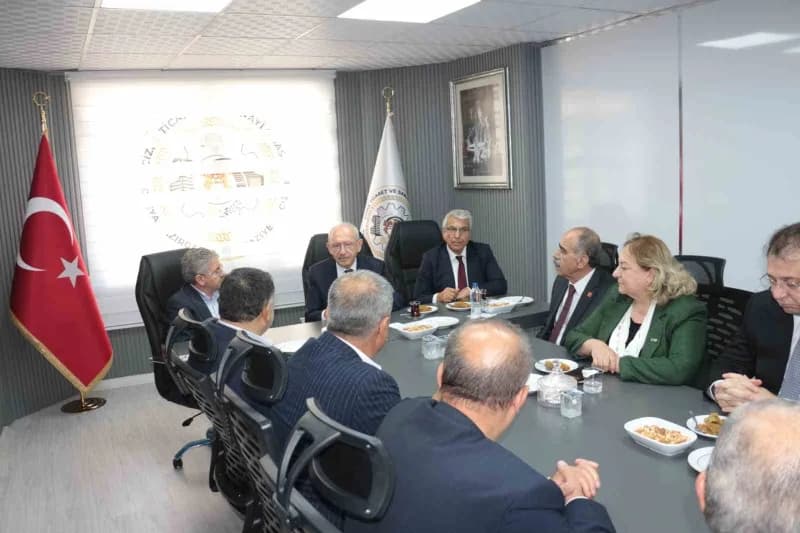 CHP Genel Başkanı Kemal Kılıçdaroğlu, Şırnak’ın Cizre ilçesinde iş insanlarıyla bir araya geldi. Cizre’nin Orta Doğu’ya