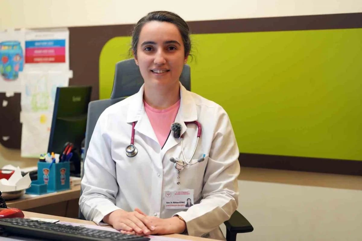 Erzurum Şehir Hastanesinde çocuk felci farkındalık etkinliği sırasında uzman doktor bilgilendirme ya