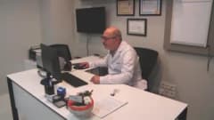Çocuk Cerrahisi Uzmanı Doç. Dr. Mithat Günaydın inmemiş testis rahatsızlığı hakkında bilgi verirken
