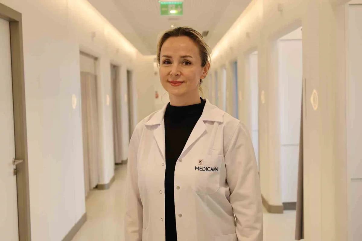 Çocuklarda sağlıklı gelişim için uyku düzeni ve uyuyan çocuk resmi