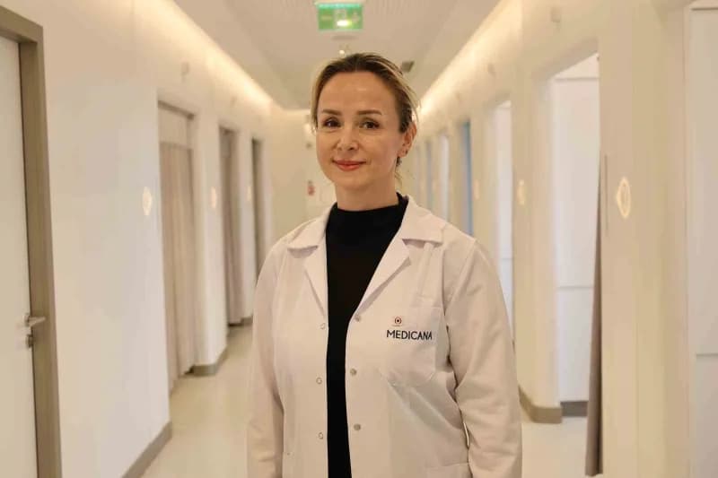 Çocuklarda sağlıklı gelişim için uyku düzeni ve uyuyan çocuk resmi