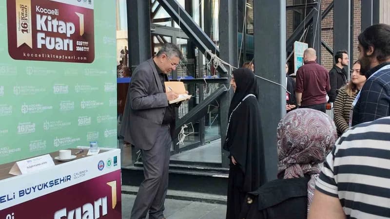 Alişan Kapaklıkaya, 16. Uluslararası Kocaeli Kitap Fuarı'nda düzenlenen söyleşide okurlarıyla bir araya geldi