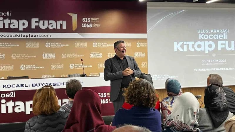 Alişan Kapaklıkaya 16. Uluslararası Kocaeli Kitap Fuarı'nda söyleşi yaparken