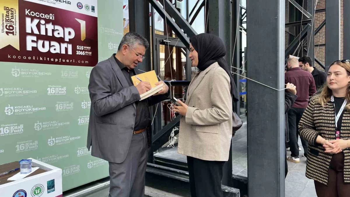 Alişan Kapaklıkaya, 16. Uluslararası Kocaeli Kitap Fuarı'nda düzenlenen söyleşide okurlarıyla bir araya geldi
