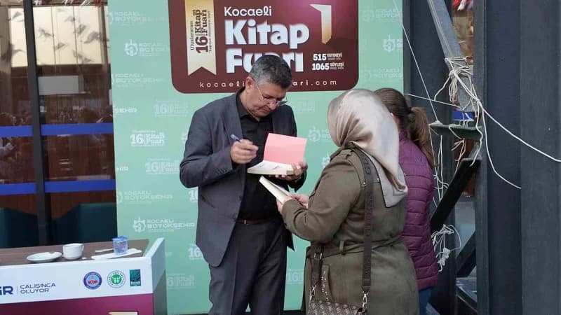 Alişan Kapaklıkaya, 16. Uluslararası Kocaeli Kitap Fuarı'nda düzenlenen söyleşide okurlarıyla bir araya geldi