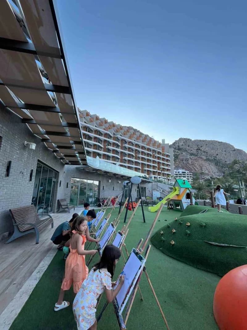 Çocuklu ailelerin tatil alışkanlıkları değişirken, Marmaris’teki Sinpaş Reserve yaz sezonunda yaklaşık 9 bin 600 çocuğu