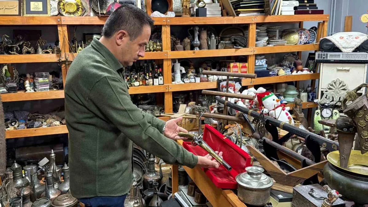 Bolu'da antika dükkanında sergilenen çeşitli dönemlere ait antika ürünler