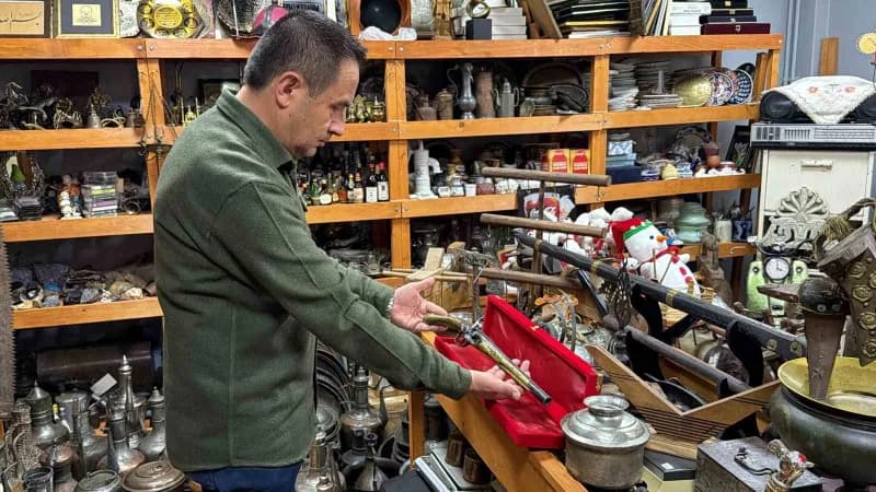 Bolu'da antika dükkanında sergilenen çeşitli dönemlere ait antika ürünler