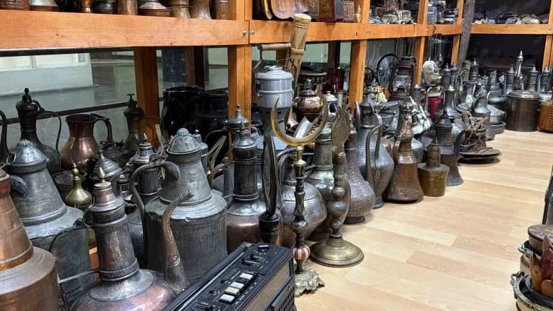 30 yaşında antika ürünleri toplamaya başlayan Eroğlu, işçi olarak emekli olduktan sonra yıllarca biriktirdiği ürünleri s