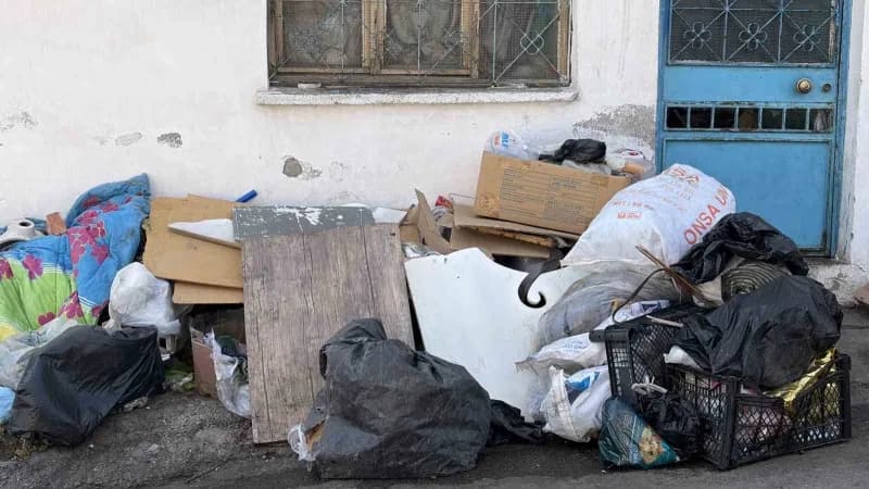 Konak ilçesinde mahalle sakinleri, çöp ev olduğu iddia edilen daireden yayılan kötü kokular ve haşereler nedeniyle isyan