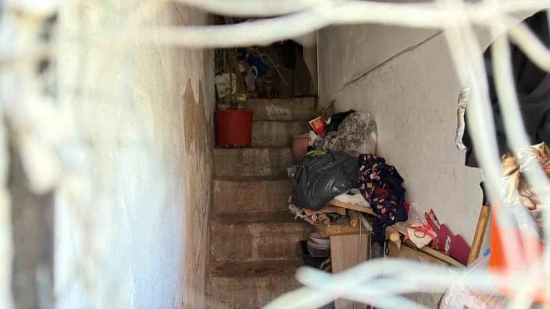 Apartmanın giriş kapısından görünen çöpler