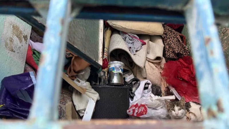 Apartmanın giriş kapısından görünen çöpler