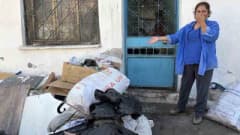 İzmir Konak 2’nci Kadriye Mahallesi’nde çöp evden yayılan kötü koku ve haşereler nedeniyle rahatsız olan mahalle sakinle