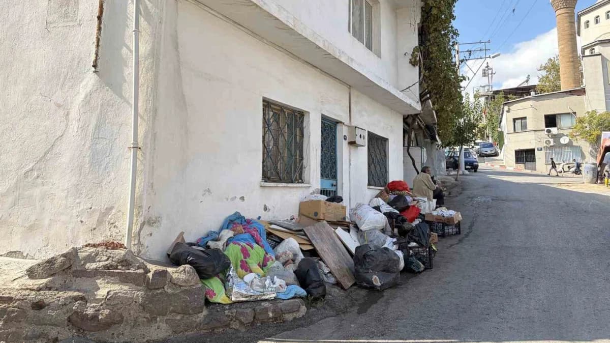 Konak ilçesinde mahalle sakinleri, çöp ev olduğu iddia edilen daireden yayılan kötü kokular ve haşereler nedeniyle isyan