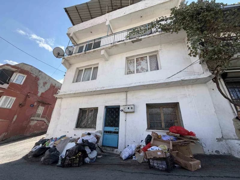 Konak ilçesinde mahalle sakinleri, çöp ev olduğu iddia edilen daireden yayılan kötü kokular ve haşereler nedeniyle isyan