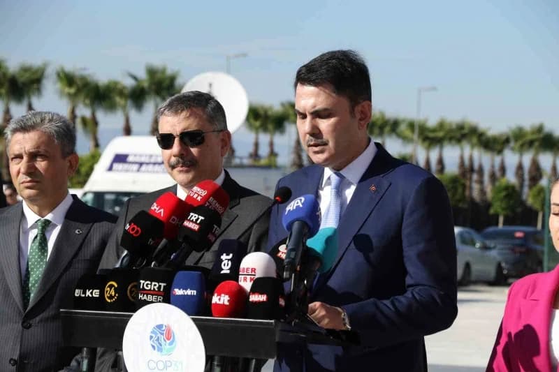 Basın mensuplarına açıklamalarda bulunan Çevre, Şehircilik ve İklim Değişikliği Bakanı Murat Kurum,
