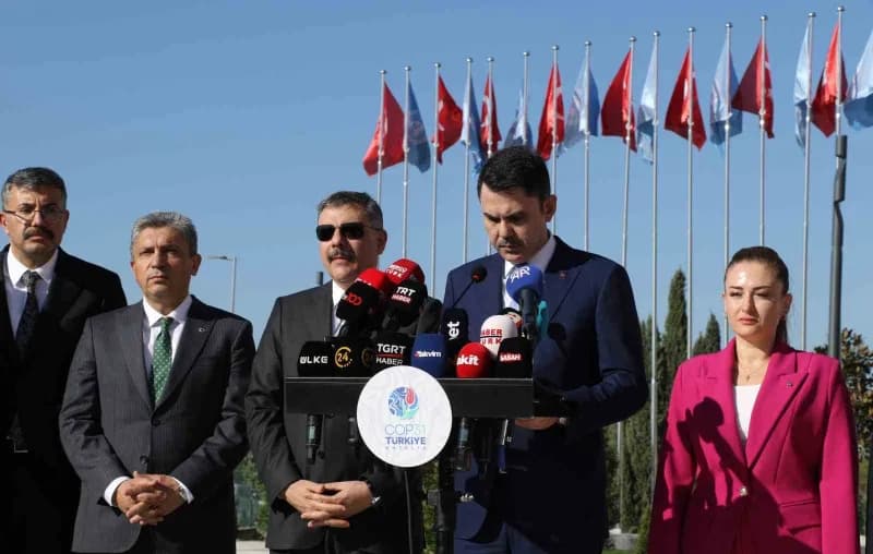 Basın mensuplarına açıklamalarda bulunan Çevre, Şehircilik ve İklim Değişikliği Bakanı Murat Kurum,