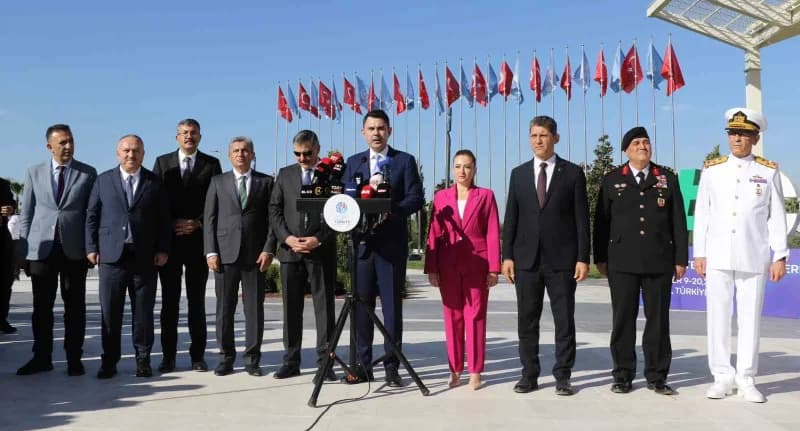 Basın mensuplarına açıklamalarda bulunan Çevre, Şehircilik ve İklim Değişikliği Bakanı Murat Kurum,