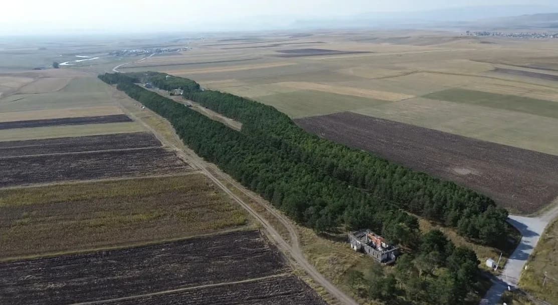 Kars-Sarıkamış demir yolu hattında 1969-1974 yılları arasında görev yapan Turgut Ertop'un da emek ve