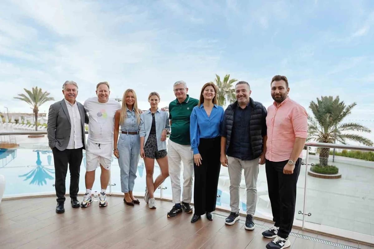 Corendon Tennis Week 2026 etkinliğinde Kemer’de tenis kortları ve katılımcılar