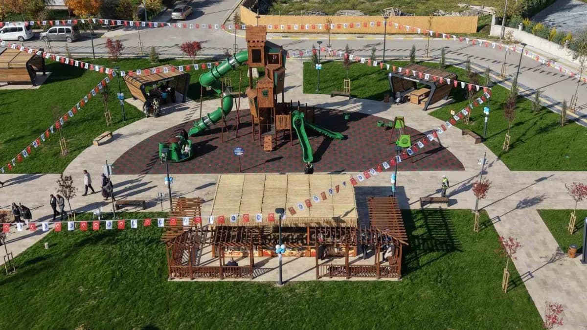 Çorum'da 4 bin 650 metrekarelik alanda kurulan "Arkeopark" düzenlenen törenle açıldı.