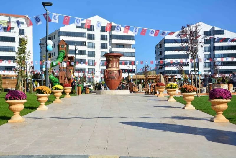 Çorum'da 4 bin 650 metrekarelik alanda kurulan "Arkeopark" düzenlenen törenle açıldı.