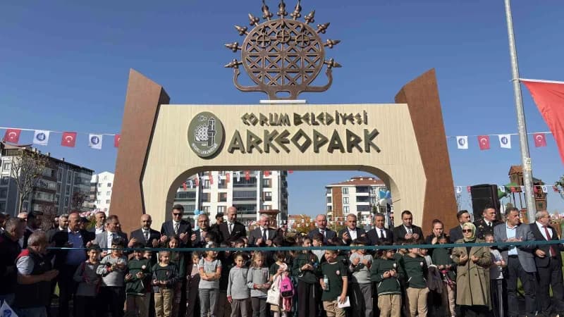 Çorum'da 4 bin 650 metrekarelik alanda kurulan "Arkeopark" düzenlenen törenle açıldı.