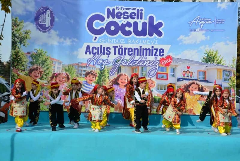 Açılışı gerçekleştirilen Gündüz Bakım Evi öğrencileri gösterilerde bulundu