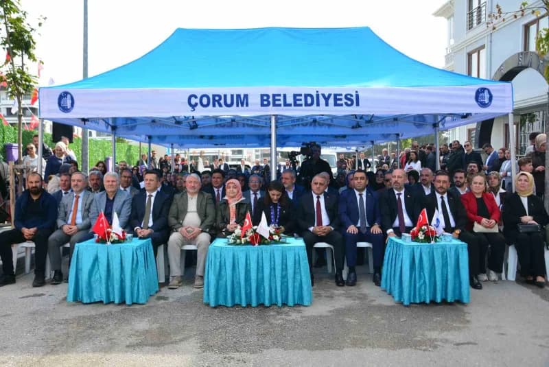 Açılışı gerçekleştirilen Gündüz Bakım Evi programına protokol üyeleri katılım sağladı