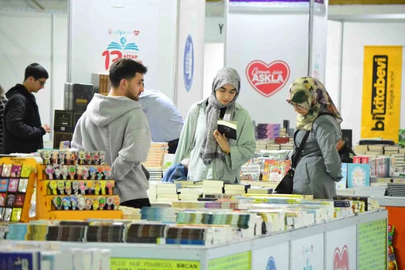 Kitap fuarında çok sayıda stand yer aldı