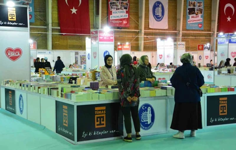 Kitap fuarında çok sayıda stand yer aldı