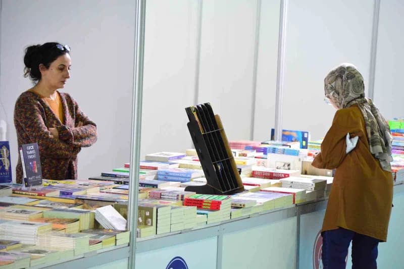 Kitap fuarında çok sayıda stand yer aldı