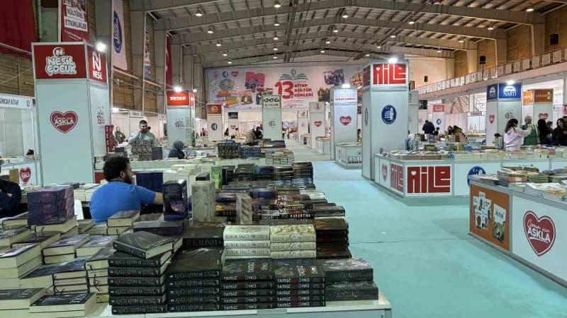 Kitap fuarı standların bulunduğu iç alan