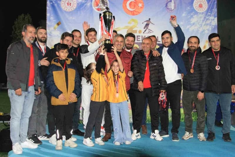Şampiyon olan takım oyuncularına kupaları teslim edildi