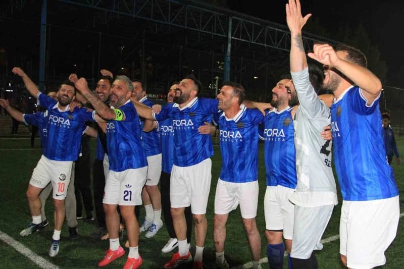 Şampiyon olan takım oyuncuları kutmalarda bulundu