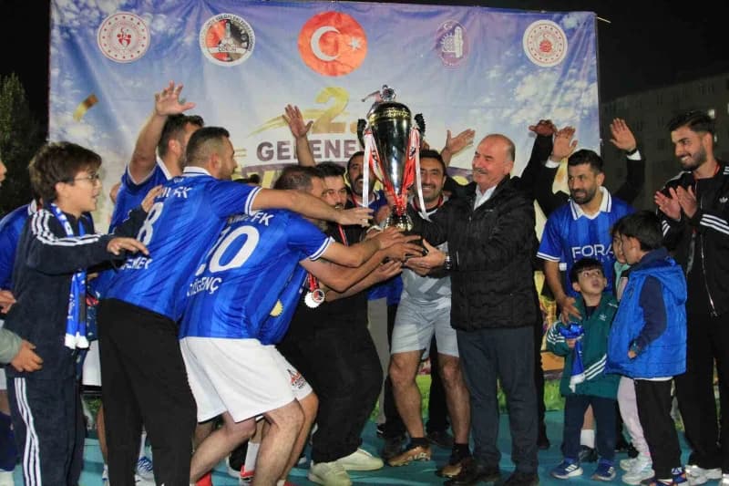 Şampiyon olan takım oyuncularına kupaları teslim edildi