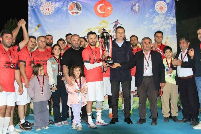 Şampiyon olan takım oyuncularına kupaları teslim edildi