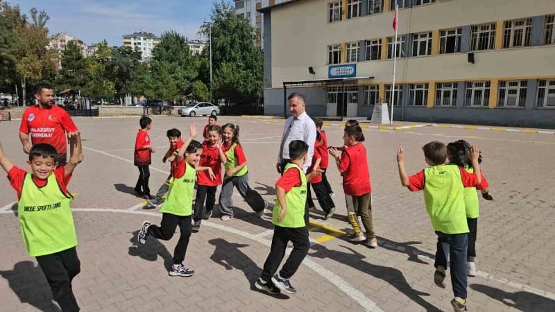 İl Milli Eğitim Müdürü Coşkun Esen, Okul ziyaretinde öğrencilerle beraber "Maarif'in Kalbinde Oyun" mottosuyla gelenekse